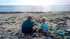 Sönerna sitter förväntansfullt och vaskar guld medan morgonstunden har guld i mun.